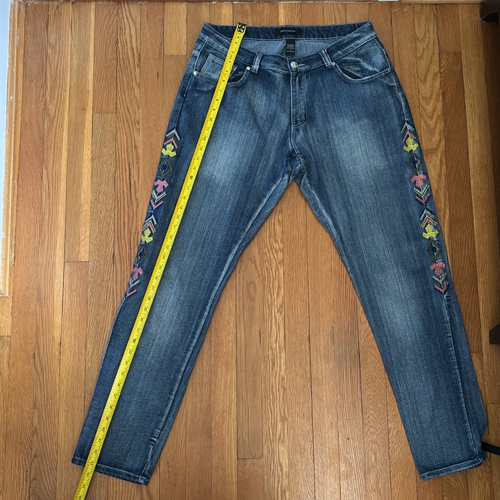 Ashley Stewart Western / Aztec embroidered intentionally weathered jeans - Picture 15 of 16
